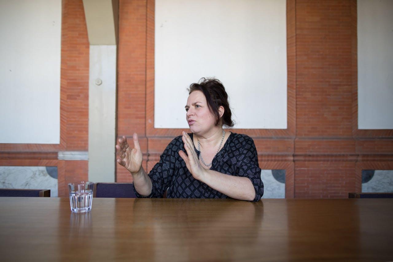 Marleen Stikker in de Metselaarsgildekamer