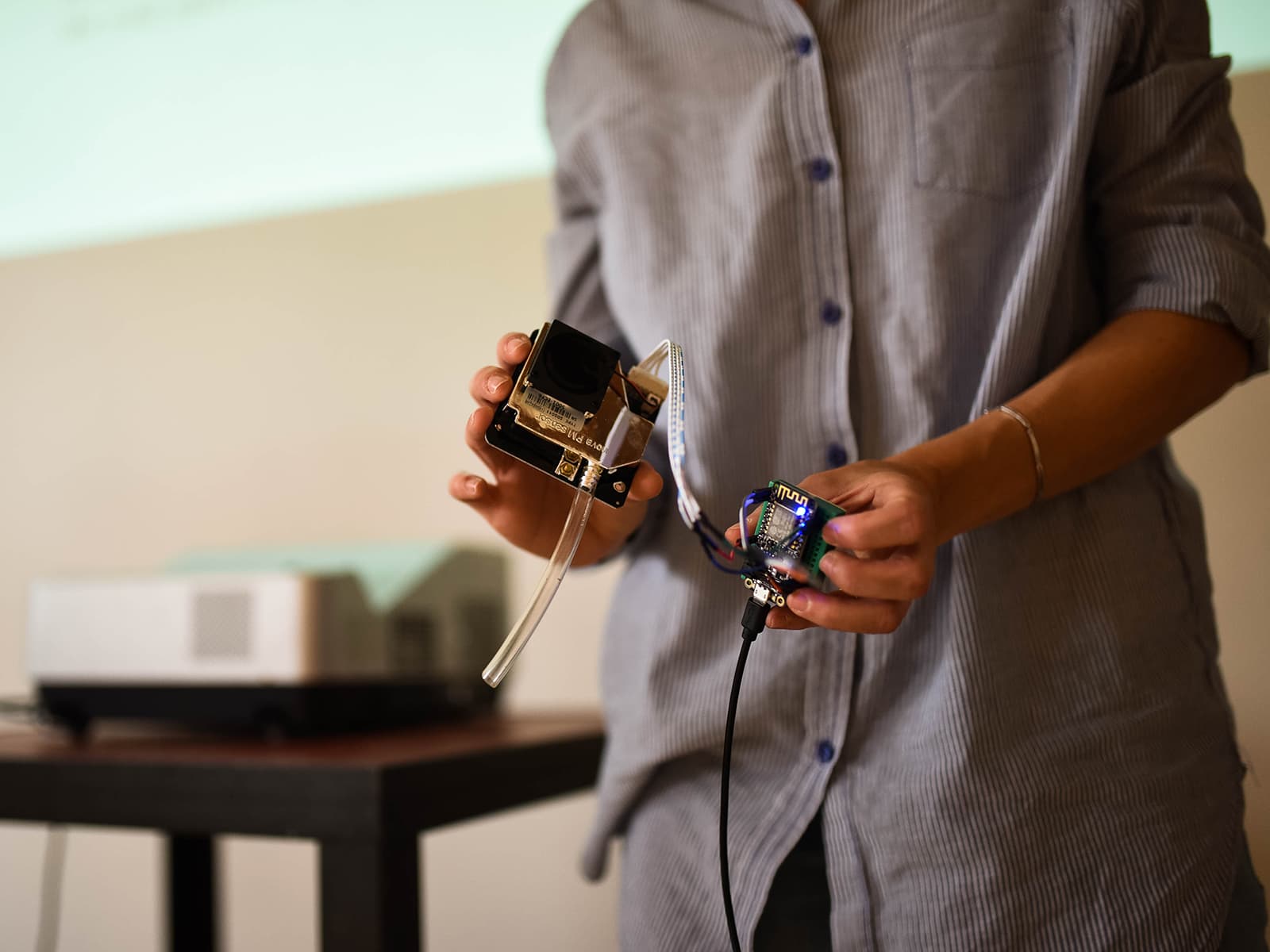 Fijnstofmeter tijdens workshop luchtkwaliteit in de Waag