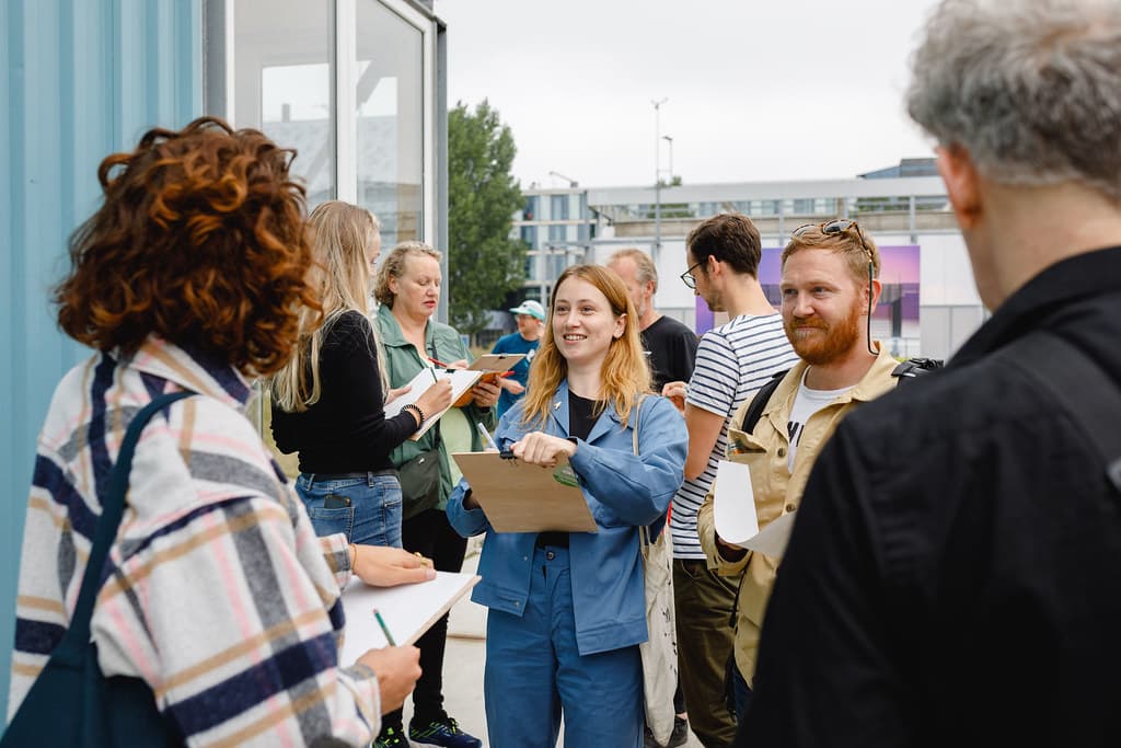 Mensen die met elkaar in gesprek zijn