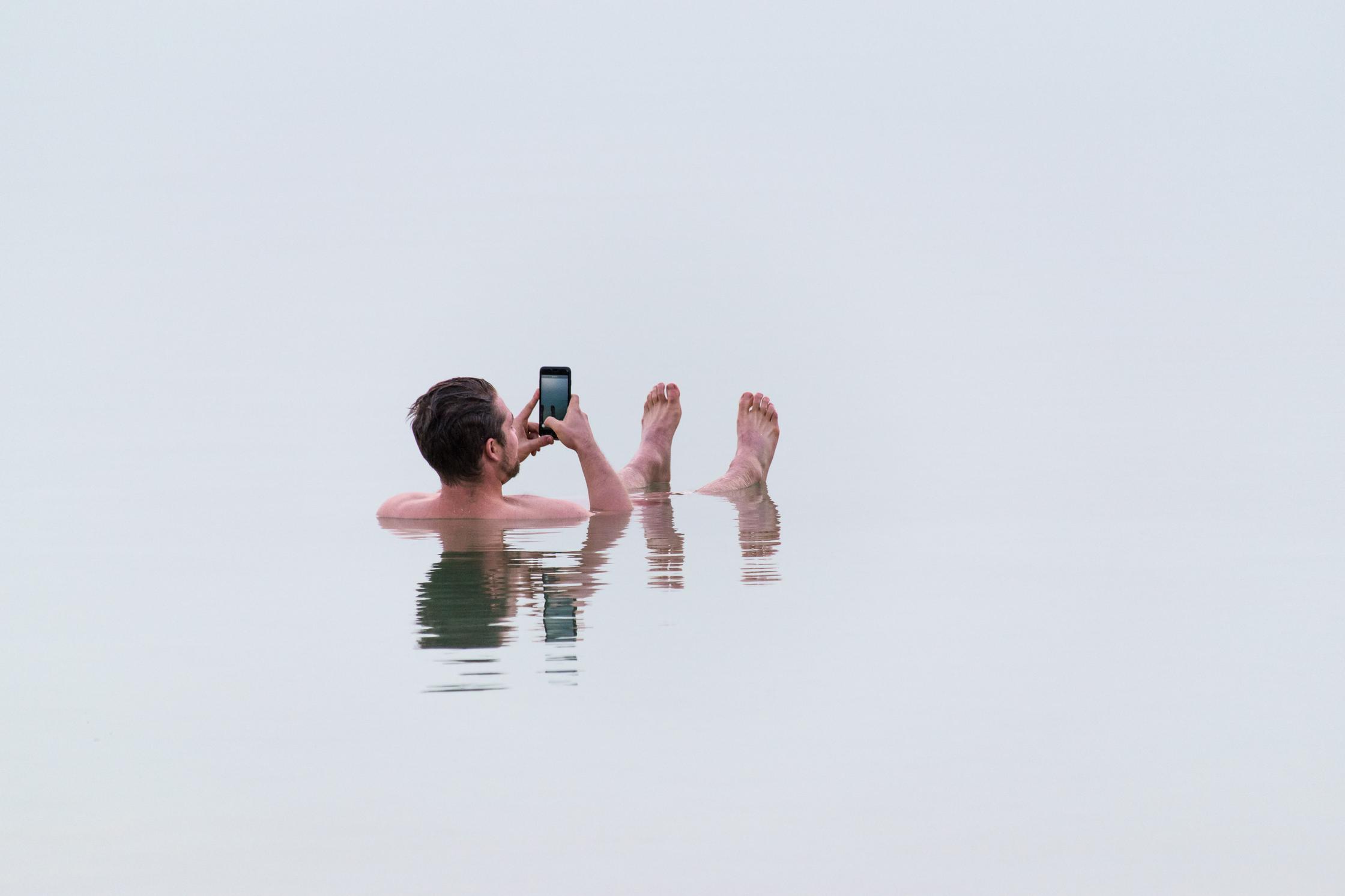 ralf_steinberger_-_dead_sea_smartphone.