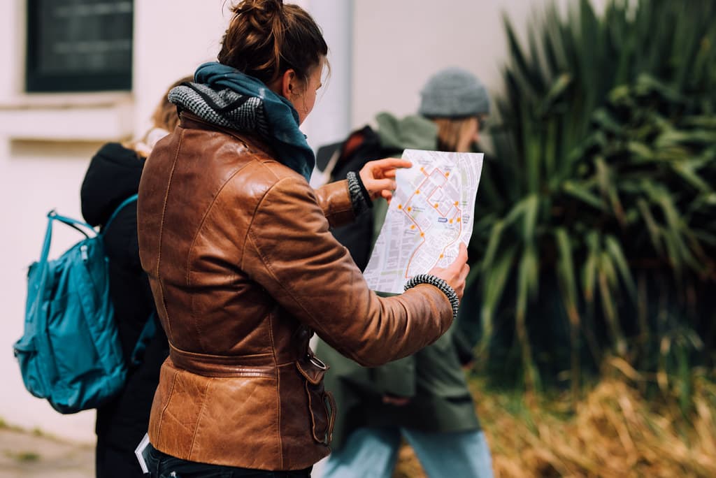 Wandelende vrouw kijkt op kaart