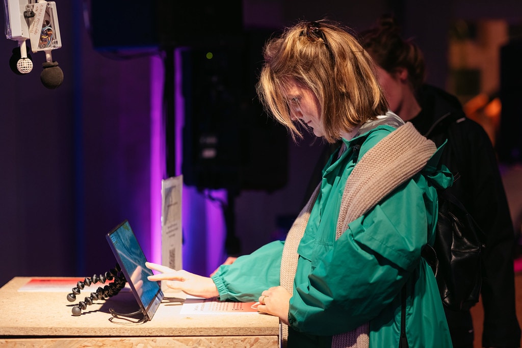 Vrouw browset op tablet