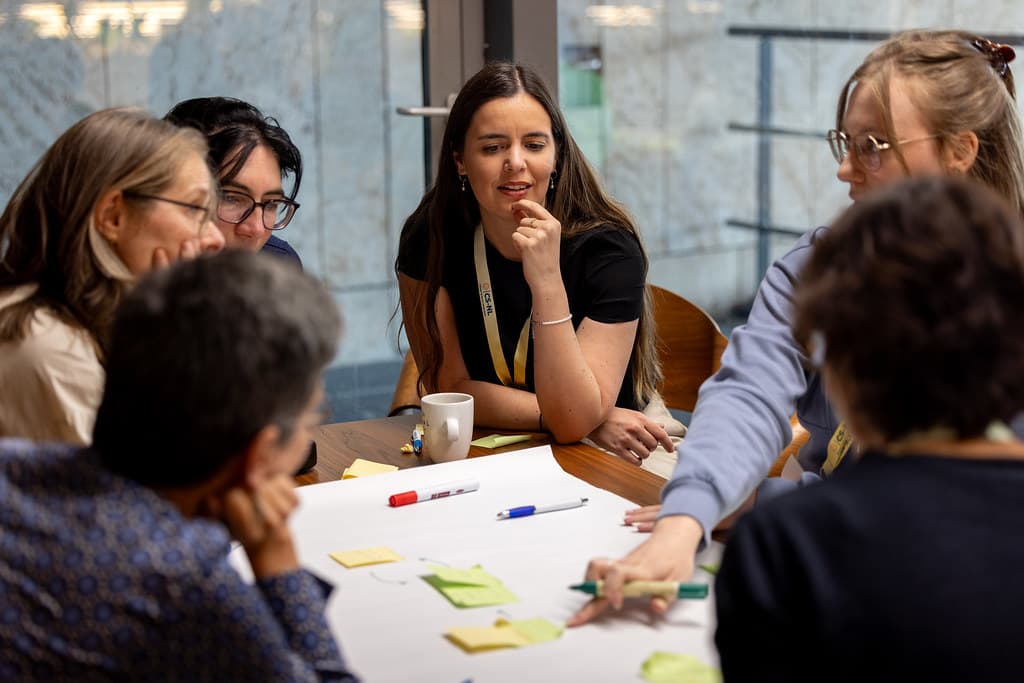 Mensen aan tafel tijdens een workshop