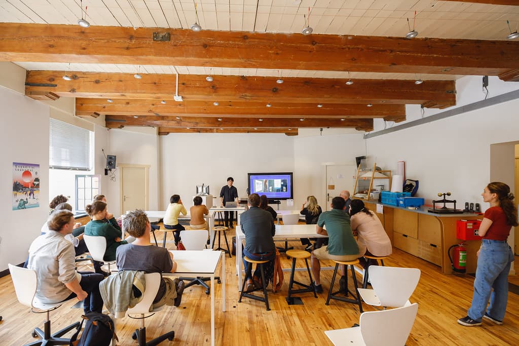 Mensen in een zaal tijdens een workshop