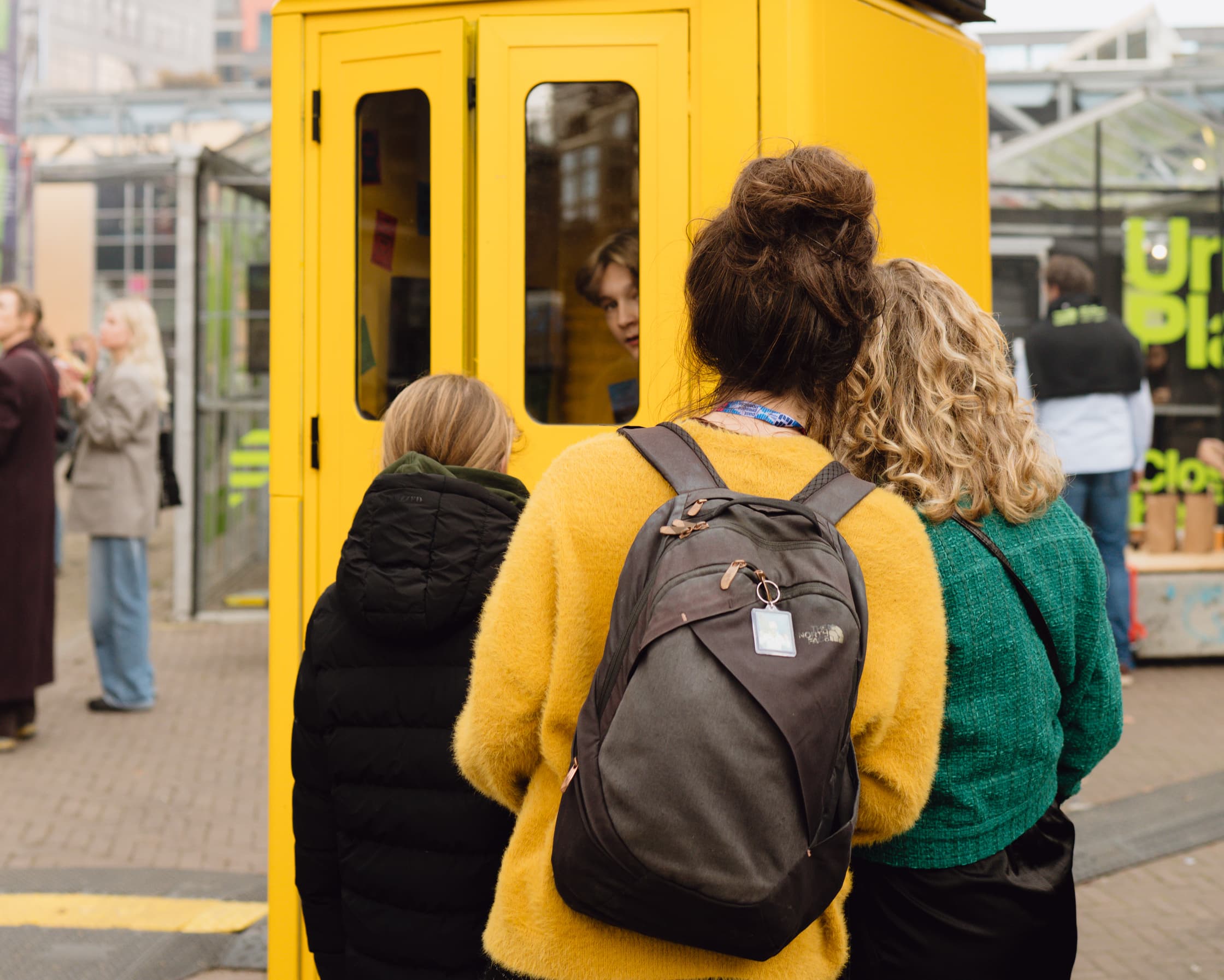 Gele telefooncel op Dutch Design Week