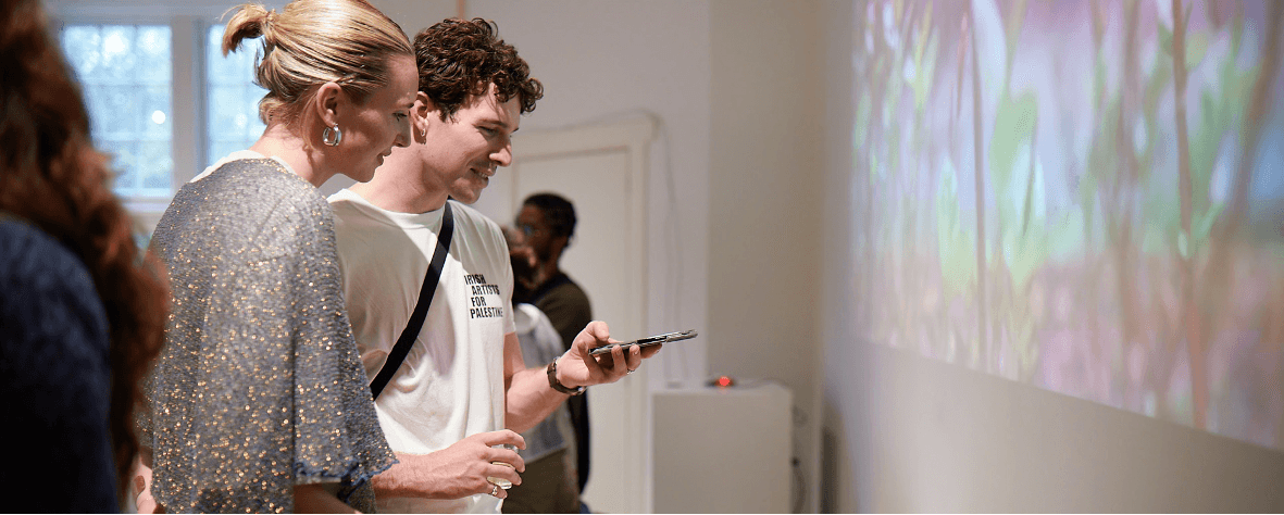 Bezoekers Chromatic Relations met telefoon, Waag Futurelab.jpg