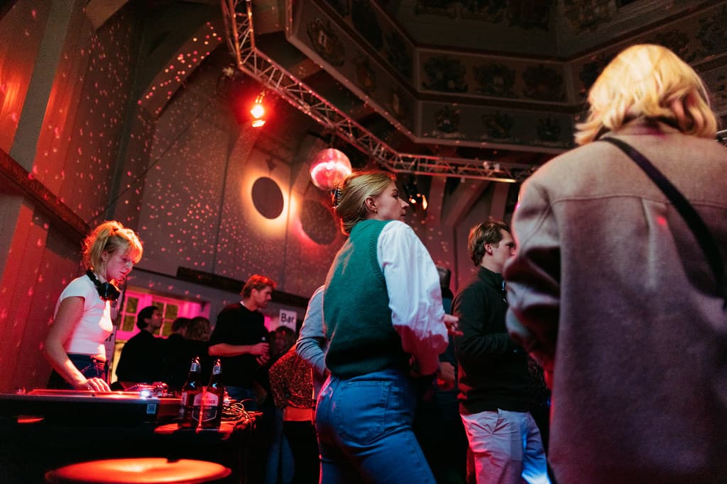 Mensen dansen terwijl een DJ muziek draait