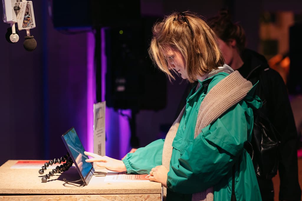Vrouw browset op tablet